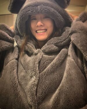 Stephy Tang Lai-Yan Instagram - 2024是忙碌豐盛且百感交集的一年
本來想用每月照片回顧一下今年的事
結果打開相簿
從一月開始選了半個小時都不知道要怎麼選
最後決定只用12月的碎片來作一個小總結😌

今年拍了兩部電影
出了一首新歌又錄了另一首新歌（係呀第二首新歌大家就快可以聽到😙）
上映咗四部電影一部電視劇
因為拍戲學識左打保齡球
去左幾次旅行又再去埋西藏
病咗兩次都係咳都甩肺
又有朋友移左民
宣佈咗人生第一個紅館演唱會
還有年糕糕畢業了🎓

一年可說眨眼就過
但回想事情大大小小卻是堆滿心頭
來迎接新的一年
舊事情繼續支撐著我們的成長與堅毅
一起發掘更多可能性✨

#goodbye2024
#Happynewyear