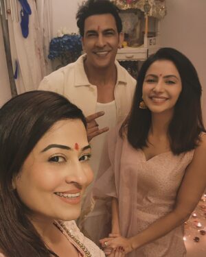 Subha Rajput Instagram - What a day ! Thank you @malkhansiingh bhai and @priyankapathak007 di!!! Loads of love . This Diwali will always be a memorable one!🤗♥️🥰🎇🥳🪔
.
.
.
#diwali #festival #subharajput #gratitude #love #blessed