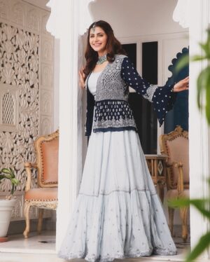 Subha Rajput Instagram - What’s that one thing which makes you smile? 
Batao Batao… In the comments below. ❤️
.
.
#photooftheday #instagood #potd #ootd #desigirl #fashion #fashiongram #fashionista #stylefile #stylish #subharajput #gratitude #love #blessed