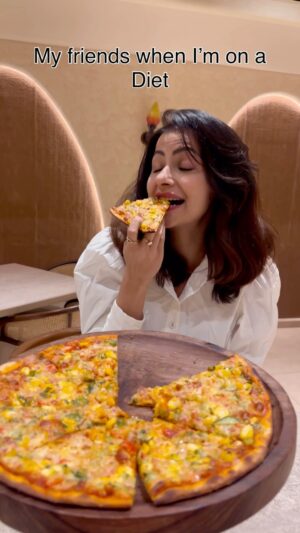Subha Rajput Instagram - Mere Dost mujhe kabhi diet karne hi nhi denge! 🤣
Happens with you too? 😛
.
.
📍: @baloramumbai x @prospercommunicationpr
🪄: @yourcreativebuddies 
.
.
#comedy #sitcom #funnyreels #funnyvideos #comedyreels #comicreels #feelkaroreelkaro #feelitreelit #reelsdaily #subharajput #blessed #gratitude