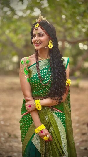 Subha Rajput Instagram - Trend in my own style… I mean Parvati’s style!! 
.
.
.
#feelkaroreelkaro #feelitreelit #reels #trending #shivshakti #reelsdaily #bts #behindthescenes #subharajput #blessed #gratitude #love