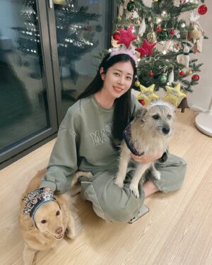 Suh Dong-joo Instagram - 어지러운 시기지만 이럴 때일수록 모두 따뜻한 연말 보내고 계시길 바래봅니다🙏🏻 저는 며칠 전에 공사하던 집으로 이사를 했어요! 사실은 아직도 공사 중이랍니다🫣 팜팜이는 이사온 후 아직 적응 중이라 사진이 없네요 ㅎㅎㅎ 그래도 어제부터는 새집 탐험을 살짝 시작했어요🤗 추운 날씨가 이어지는데 다들 감기 조심하시구요, 사랑하는 이들과 함께하는 연말 되세요🩵