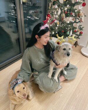 Suh Dong-joo Instagram - 어지러운 시기지만 이럴 때일수록 모두 따뜻한 연말 보내고 계시길 바래봅니다🙏🏻 저는 며칠 전에 공사하던 집으로 이사를 했어요! 사실은 아직도 공사 중이랍니다🫣 팜팜이는 이사온 후 아직 적응 중이라 사진이 없네요 ㅎㅎㅎ 그래도 어제부터는 새집 탐험을 살짝 시작했어요🤗 추운 날씨가 이어지는데 다들 감기 조심하시구요, 사랑하는 이들과 함께하는 연말 되세요🩵