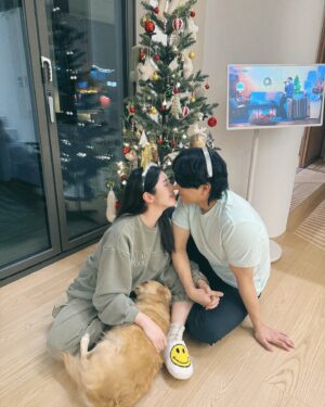 Suh Dong-joo Instagram - 어지러운 시기지만 이럴 때일수록 모두 따뜻한 연말 보내고 계시길 바래봅니다🙏🏻 저는 며칠 전에 공사하던 집으로 이사를 했어요! 사실은 아직도 공사 중이랍니다🫣 팜팜이는 이사온 후 아직 적응 중이라 사진이 없네요 ㅎㅎㅎ 그래도 어제부터는 새집 탐험을 살짝 시작했어요🤗 추운 날씨가 이어지는데 다들 감기 조심하시구요, 사랑하는 이들과 함께하는 연말 되세요🩵