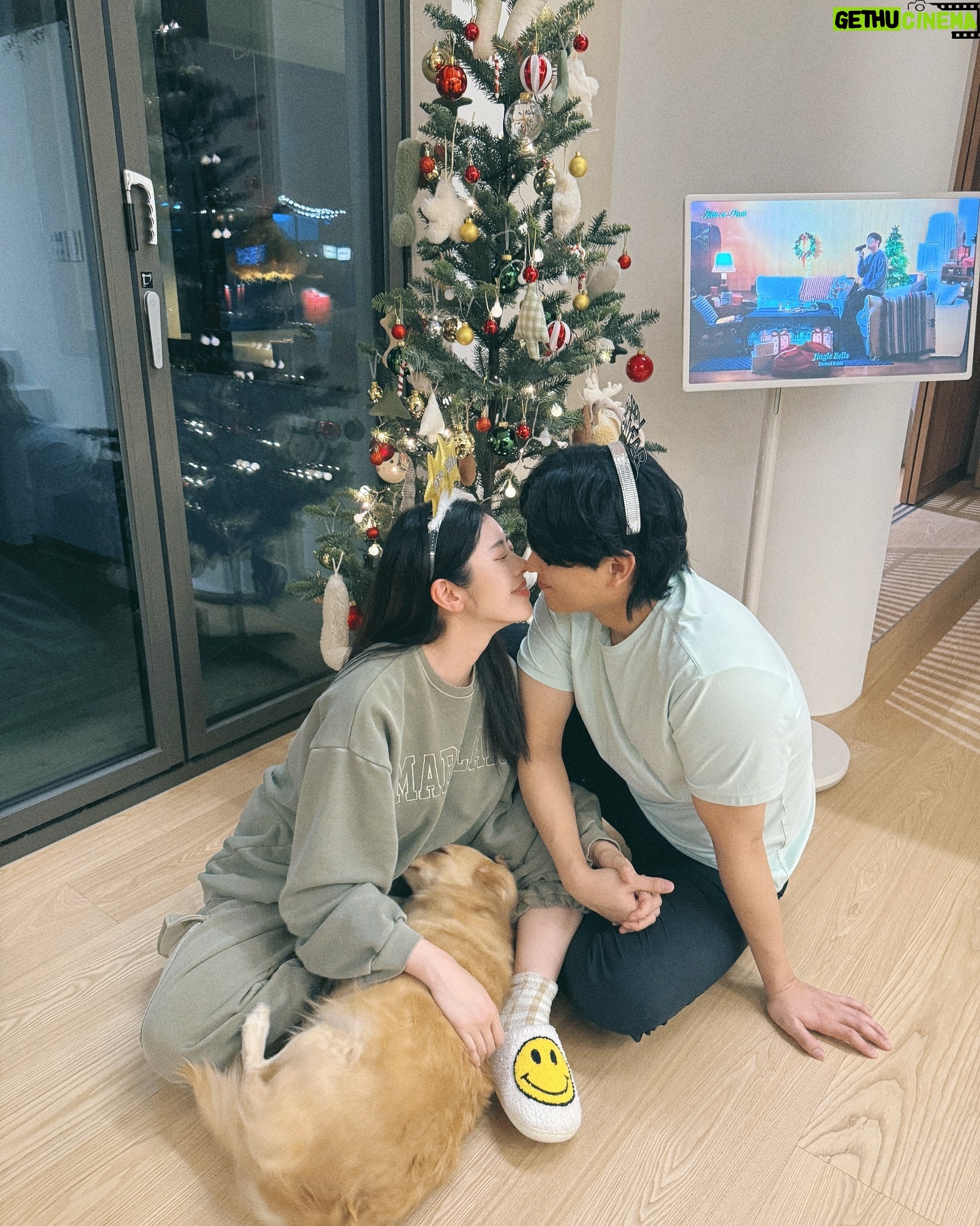 Suh Dong-joo - 6.2K Likes - 어지러운 시기지만 이럴 때일수록 모두 따뜻한 연말 보내고 계시길 바래봅니다🙏🏻 저는 며칠 전에 공사하던 집으로 이사를 했어요! 사실은 아직도 공사 중이랍니다🫣 팜팜이는 이사온 후 아직 적응 중이라 사진이 없네요 ㅎㅎㅎ 그래도 어제부터는 새집 탐험을 살짝 시작했어요🤗 추운 날씨가 이어지는데 다들 감기 조심하시구요, 사랑하는 이들과 함께하는 연말 되세요🩵