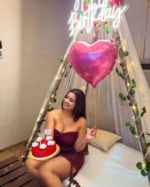 SuhanaKhan Instagram - HAPPY BIRTHDAY TO ME🎈
#suhufam 

📍 @dragonfly_hotel