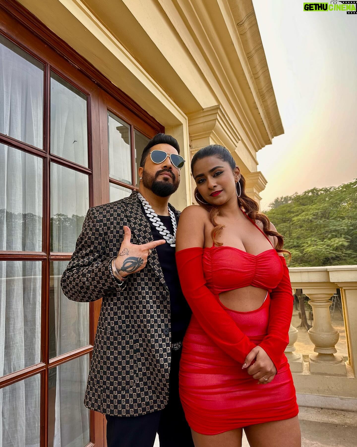 SuhanaKhan - 208K Likes - Something coming up STAY TUNED ❤️🔥
#suhufam