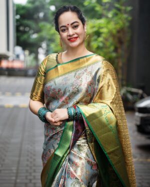 Suja Varunee Instagram - Saree speaks louder than words💚🩵
Happy world’s saree day🩵💚 December 21st🫶

#feminism #saree #sareelove #sareeindia #sareedraping #traditional #hope #confident #pattusaree #loveyourself 

Saree - @vishruthasilk 
Makeover- @dollupmakeover_artistry 
Earring- @amrapalijewels