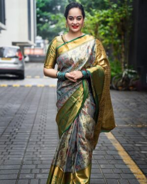 Suja Varunee Instagram - Saree speaks louder than words💚🩵
Happy world’s saree day🩵💚 December 21st🫶

#feminism #saree #sareelove #sareeindia #sareedraping #traditional #hope #confident #pattusaree #loveyourself 

Saree - @vishruthasilk 
Makeover- @dollupmakeover_artistry 
Earring- @amrapalijewels