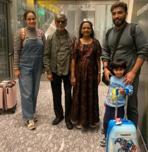 Suja Varunee Instagram - The same day last year we as a family met this wonderful inspiring couple!🧿
They still compliment themselves so well and it is truly inspiring!🫶
Co incidentally we were sitting together while travelling and to think that he was one of the biggest director of his time and the father of the biggest star in Indian film industry.  #thalapathy 🙏
Both of them were too sweet and humble and I had realised again to always stay grounded and humble after seeing both of them!🥹
Thanks to our son Adhvaaith, because they became so fond of Adhvaaith and only then started talking to us!
This moment will always stay special to our hearts and we will always cherish it 💖🧚‍♀️

#dubai #travelphotography #family #vijay #thalapathy #memories #momlife #december #moments #happy