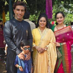 Suja Varunee Instagram - 😍Enga veetu challems 🧿 @indraja_sankar17 @dr.thodarvom_karthick Many congrats to the new parents-to-be🌟Wishing you a lifetime of happiness with your new baby👼🏻Your baby will be so loved and cherished! Can’t wait to meet the little one🙏 God bless you thangams ✨

Blouse from my most favourite place- @ishithaa_design_house 
Makeover- @dollupmakeover_artistry 
Saree- @houseofayati 
Jewel- @vummidibangaru 

#seemandham #babyshower #favourite #tradition #colourful #function #divine #loveislove #family