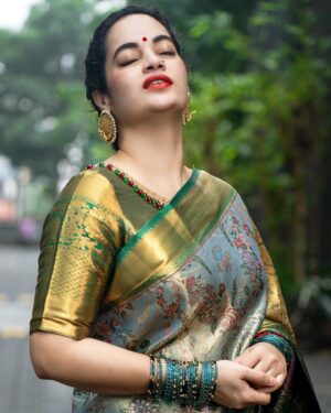 Suja Varunee Instagram - Saree speaks louder than words💚🩵
Happy world’s saree day🩵💚 December 21st🫶

#feminism #saree #sareelove #sareeindia #sareedraping #traditional #hope #confident #pattusaree #loveyourself 

Saree - @vishruthasilk 
Makeover- @dollupmakeover_artistry 
Earring- @amrapalijewels
