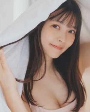 Sumire Uesaka Instagram - きんようび〜！
皆さま、今週も大変おつかれさまでした！
お正月明けなシーズン、すこやかにお過ごしでしょうか？
お布団があなたを呼んでいる〜〜！！

3月14日にフォトブックがでまーす！
「声優グランプリ」連載まとめ本としてはなんと！！5冊目！！多い！！すごい！！
新たに福岡・熊本で楽しい旅行…じゃない、撮り下ろしロケもしましたよ！
飲んで食べて温泉入ってお部屋ではしゃいで、すこやか満点なお写真がおさまった思い出本！
ぜひ続報をお待ちくださいね！

お写真は先行カットより！
自由気ままな上坂さんをよろしくお願いいたします！

それでは皆さま、楽しくすこやかな週末を過ごしましょうね！
明日はおまねる生配信もあります！よろしければ〜！

#上坂すみれ
