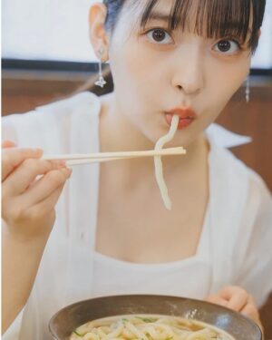 Sumire Uesaka Instagram - きんようび〜！
皆さま、今週も大変おつかれさまでした！
お正月明けなシーズン、すこやかにお過ごしでしょうか？
お布団があなたを呼んでいる〜〜！！

3月14日にフォトブックがでまーす！
「声優グランプリ」連載まとめ本としてはなんと！！5冊目！！多い！！すごい！！
新たに福岡・熊本で楽しい旅行…じゃない、撮り下ろしロケもしましたよ！
飲んで食べて温泉入ってお部屋ではしゃいで、すこやか満点なお写真がおさまった思い出本！
ぜひ続報をお待ちくださいね！

お写真は先行カットより！
自由気ままな上坂さんをよろしくお願いいたします！

それでは皆さま、楽しくすこやかな週末を過ごしましょうね！
明日はおまねる生配信もあります！よろしければ〜！

#上坂すみれ