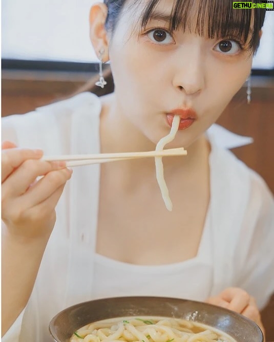 Sumire Uesaka - 49.8K Likes - きんようび〜!
皆さま、今週も大変おつかれさまでした!
お正月明けなシーズン、すこやかにお過ごしでしょうか?
お布団があなたを呼んでいる〜〜!!
3月14日にフォトブックがでまーす!
「声優グランプリ」連載まとめ本としてはなんと!!5冊目!!多い!!すごい!!
新たに福岡・熊本で楽しい旅行…じゃない、撮り下ろしロケもしましたよ!
飲んで食べて温泉入ってお部屋ではしゃいで、すこやか満点なお写真がおさまった思い出本!
ぜひ続報をお待ちくださいね!
お写真は先行カットより!
自由気ままな上坂さんをよろしくお願いいたします!
それでは皆さま、楽しくすこやかな週末を過ごしましょうね!
明日はおまねる生配信もあります!よろしければ〜!
#上坂すみれ