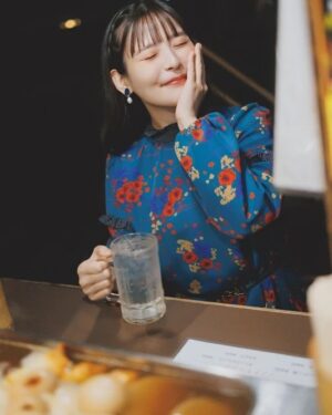 Sumire Uesaka Instagram - きんようび〜！
皆さま、今週も大変おつかれさまでした！
お正月明けなシーズン、すこやかにお過ごしでしょうか？
お布団があなたを呼んでいる〜〜！！

3月14日にフォトブックがでまーす！
「声優グランプリ」連載まとめ本としてはなんと！！5冊目！！多い！！すごい！！
新たに福岡・熊本で楽しい旅行…じゃない、撮り下ろしロケもしましたよ！
飲んで食べて温泉入ってお部屋ではしゃいで、すこやか満点なお写真がおさまった思い出本！
ぜひ続報をお待ちくださいね！

お写真は先行カットより！
自由気ままな上坂さんをよろしくお願いいたします！

それでは皆さま、楽しくすこやかな週末を過ごしましょうね！
明日はおまねる生配信もあります！よろしければ〜！

#上坂すみれ