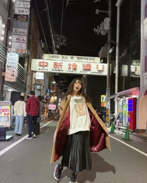 Sumire Uesaka Instagram - かようび！
おおみそかですね〜！！
皆さま、すこやかにお過ごしでしょうか？
大晦日、みんなは何食べるのかな…？
私はお蕎麦は買いましたよ！！

2024年、本当にありがとうございましたっ！
楽しいことがたくさんできました！幸せいっぱい大充実な時間を共に過ごしてくださって、感謝です！
そして2025年も、楽しさと好奇心とすこやかに溢れる一年にしましょうね！
同志よ、ますます、すこやかになーーれっ！！

それではみなさま、素敵な大晦日の時間をすごしましょう！
良いお年をですっ！

#上坂すみれ