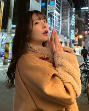 Sumire Uesaka Instagram - かようび！
おおみそかですね〜！！
皆さま、すこやかにお過ごしでしょうか？
大晦日、みんなは何食べるのかな…？
私はお蕎麦は買いましたよ！！

2024年、本当にありがとうございましたっ！
楽しいことがたくさんできました！幸せいっぱい大充実な時間を共に過ごしてくださって、感謝です！
そして2025年も、楽しさと好奇心とすこやかに溢れる一年にしましょうね！
同志よ、ますます、すこやかになーーれっ！！

それではみなさま、素敵な大晦日の時間をすごしましょう！
良いお年をですっ！

#上坂すみれ