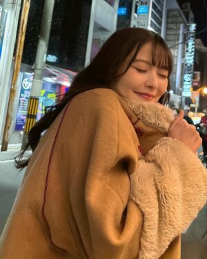 Sumire Uesaka Instagram - かようび！
おおみそかですね〜！！
皆さま、すこやかにお過ごしでしょうか？
大晦日、みんなは何食べるのかな…？
私はお蕎麦は買いましたよ！！

2024年、本当にありがとうございましたっ！
楽しいことがたくさんできました！幸せいっぱい大充実な時間を共に過ごしてくださって、感謝です！
そして2025年も、楽しさと好奇心とすこやかに溢れる一年にしましょうね！
同志よ、ますます、すこやかになーーれっ！！

それではみなさま、素敵な大晦日の時間をすごしましょう！
良いお年をですっ！

#上坂すみれ