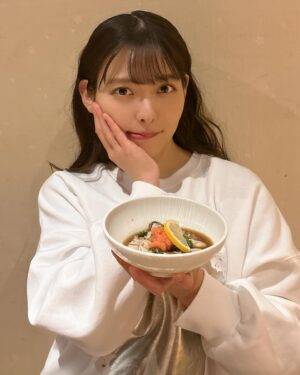 Sumire Uesaka Instagram - かようび！
おおみそかですね〜！！
皆さま、すこやかにお過ごしでしょうか？
大晦日、みんなは何食べるのかな…？
私はお蕎麦は買いましたよ！！

2024年、本当にありがとうございましたっ！
楽しいことがたくさんできました！幸せいっぱい大充実な時間を共に過ごしてくださって、感謝です！
そして2025年も、楽しさと好奇心とすこやかに溢れる一年にしましょうね！
同志よ、ますます、すこやかになーーれっ！！

それではみなさま、素敵な大晦日の時間をすごしましょう！
良いお年をですっ！

#上坂すみれ
