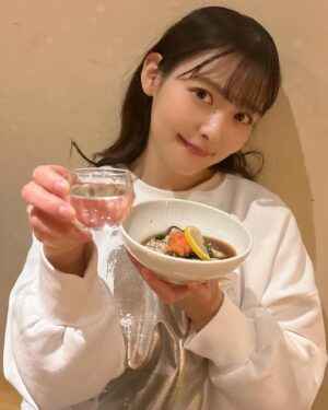 Sumire Uesaka Instagram - かようび！
おおみそかですね〜！！
皆さま、すこやかにお過ごしでしょうか？
大晦日、みんなは何食べるのかな…？
私はお蕎麦は買いましたよ！！

2024年、本当にありがとうございましたっ！
楽しいことがたくさんできました！幸せいっぱい大充実な時間を共に過ごしてくださって、感謝です！
そして2025年も、楽しさと好奇心とすこやかに溢れる一年にしましょうね！
同志よ、ますます、すこやかになーーれっ！！

それではみなさま、素敵な大晦日の時間をすごしましょう！
良いお年をですっ！

#上坂すみれ