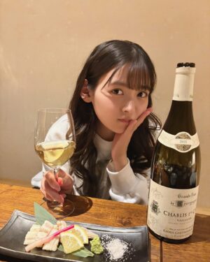 Sumire Uesaka Instagram - かようび！
おおみそかですね〜！！
皆さま、すこやかにお過ごしでしょうか？
大晦日、みんなは何食べるのかな…？
私はお蕎麦は買いましたよ！！

2024年、本当にありがとうございましたっ！
楽しいことがたくさんできました！幸せいっぱい大充実な時間を共に過ごしてくださって、感謝です！
そして2025年も、楽しさと好奇心とすこやかに溢れる一年にしましょうね！
同志よ、ますます、すこやかになーーれっ！！

それではみなさま、素敵な大晦日の時間をすごしましょう！
良いお年をですっ！

#上坂すみれ