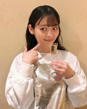 Sumire Uesaka Instagram - かようび！
おおみそかですね〜！！
皆さま、すこやかにお過ごしでしょうか？
大晦日、みんなは何食べるのかな…？
私はお蕎麦は買いましたよ！！

2024年、本当にありがとうございましたっ！
楽しいことがたくさんできました！幸せいっぱい大充実な時間を共に過ごしてくださって、感謝です！
そして2025年も、楽しさと好奇心とすこやかに溢れる一年にしましょうね！
同志よ、ますます、すこやかになーーれっ！！

それではみなさま、素敵な大晦日の時間をすごしましょう！
良いお年をですっ！

#上坂すみれ
