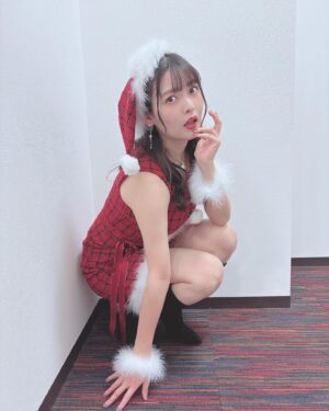 Sumire Uesaka Instagram - すいようび〜！
皆さま、メリークリスマスですよ！！
すこやかにお過ごしでしょうか？

クリスマス…いいですね〜！今日は好きなものを食べていい日！あと多めに買い物していい日〜！きっと！
一年がんばったあなたはとってもえらい！自分を讃えましょう(｀°ω°´)えらい！！
皆さまに、思い思いの楽しい時間がおとずれますように！

今年のサンタさん衣装はせりことお揃い！うれしい〜！
上坂サンタはあなたを讃えます！！えらいぞぉ〜！！

それでは皆さま、メリークリスマスっ！

靴　@randa_pic 
アクセサリー　@liquem.tokyo 

#声優と夜あそび 
#上坂すみれ