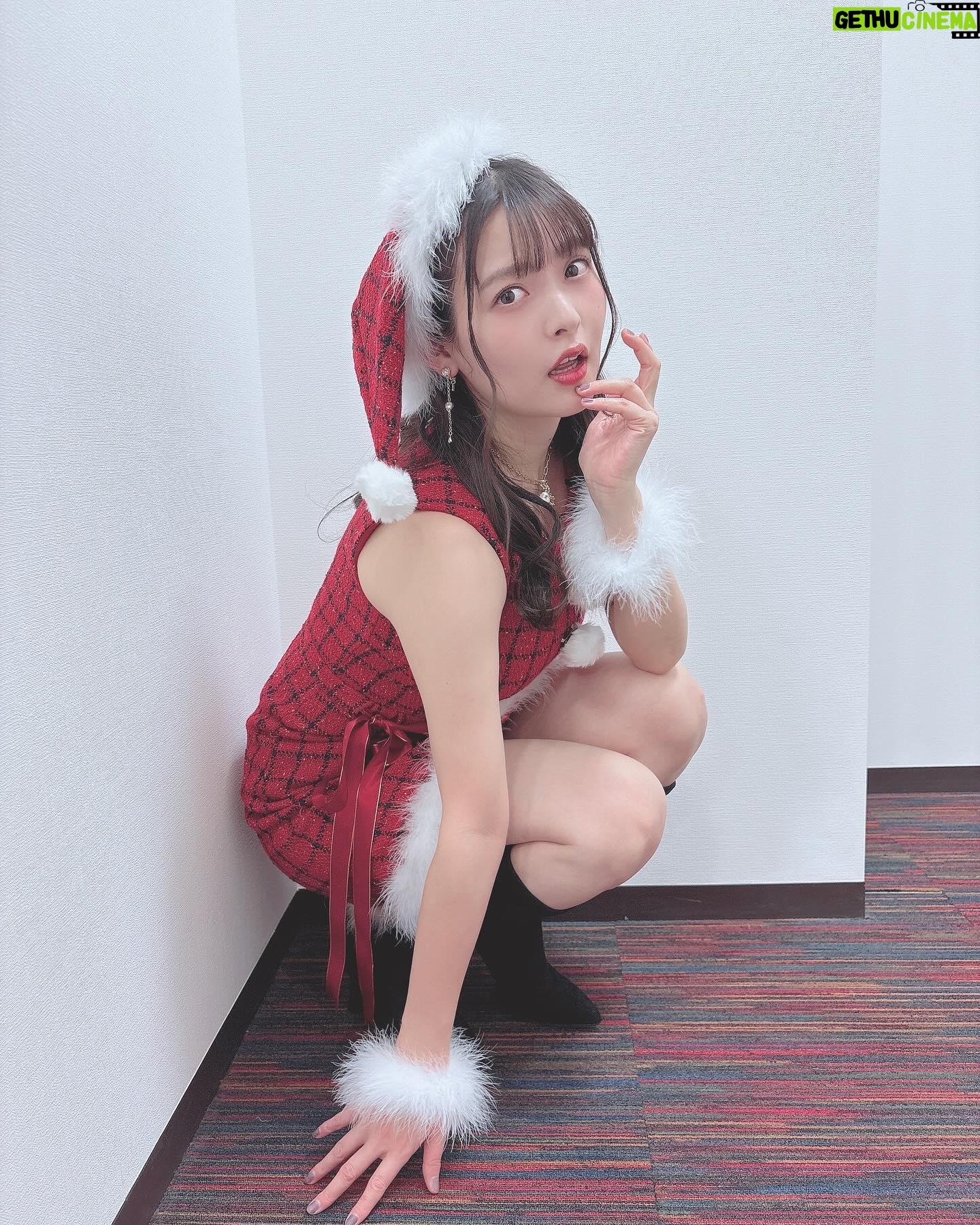 Sumire Uesaka - 37.7K Likes - すいようび〜!
皆さま、メリークリスマスですよ!!
すこやかにお過ごしでしょうか?
クリスマス…いいですね〜!今日は好きなものを食べていい日!あと多めに買い物していい日〜!きっと!
一年がんばったあなたはとってもえらい!自分を讃えましょう(`°ω°´)えらい!!
皆さまに、思い思いの楽しい時間がおとずれますように!
今年のサンタさん衣装はせりことお揃い!うれしい〜!
上坂サンタはあなたを讃えます!!えらいぞぉ〜!!
それでは皆さま、メリークリスマスっ!
靴 @randa_pic
アクセサリー @liquem.tokyo
#声優と夜あそび
#上坂すみれ