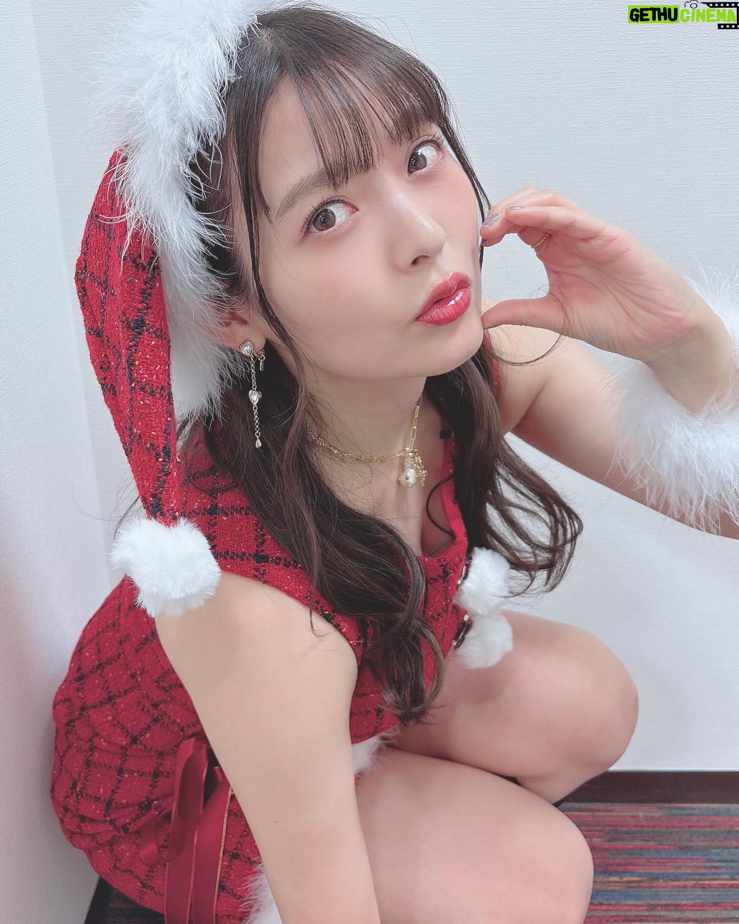 Sumire Uesaka - 37.7K Likes - すいようび〜!
皆さま、メリークリスマスですよ!!
すこやかにお過ごしでしょうか?
クリスマス…いいですね〜!今日は好きなものを食べていい日!あと多めに買い物していい日〜!きっと!
一年がんばったあなたはとってもえらい!自分を讃えましょう(`°ω°´)えらい!!
皆さまに、思い思いの楽しい時間がおとずれますように!
今年のサンタさん衣装はせりことお揃い!うれしい〜!
上坂サンタはあなたを讃えます!!えらいぞぉ〜!!
それでは皆さま、メリークリスマスっ!
靴 @randa_pic
アクセサリー @liquem.tokyo
#声優と夜あそび
#上坂すみれ