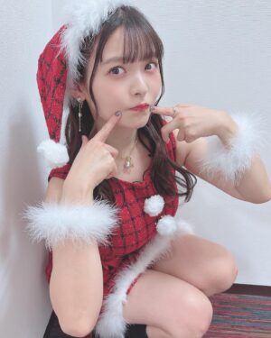 Sumire Uesaka Instagram - すいようび〜！
皆さま、メリークリスマスですよ！！
すこやかにお過ごしでしょうか？

クリスマス…いいですね〜！今日は好きなものを食べていい日！あと多めに買い物していい日〜！きっと！
一年がんばったあなたはとってもえらい！自分を讃えましょう(｀°ω°´)えらい！！
皆さまに、思い思いの楽しい時間がおとずれますように！

今年のサンタさん衣装はせりことお揃い！うれしい〜！
上坂サンタはあなたを讃えます！！えらいぞぉ〜！！

それでは皆さま、メリークリスマスっ！

靴　@randa_pic 
アクセサリー　@liquem.tokyo 

#声優と夜あそび 
#上坂すみれ