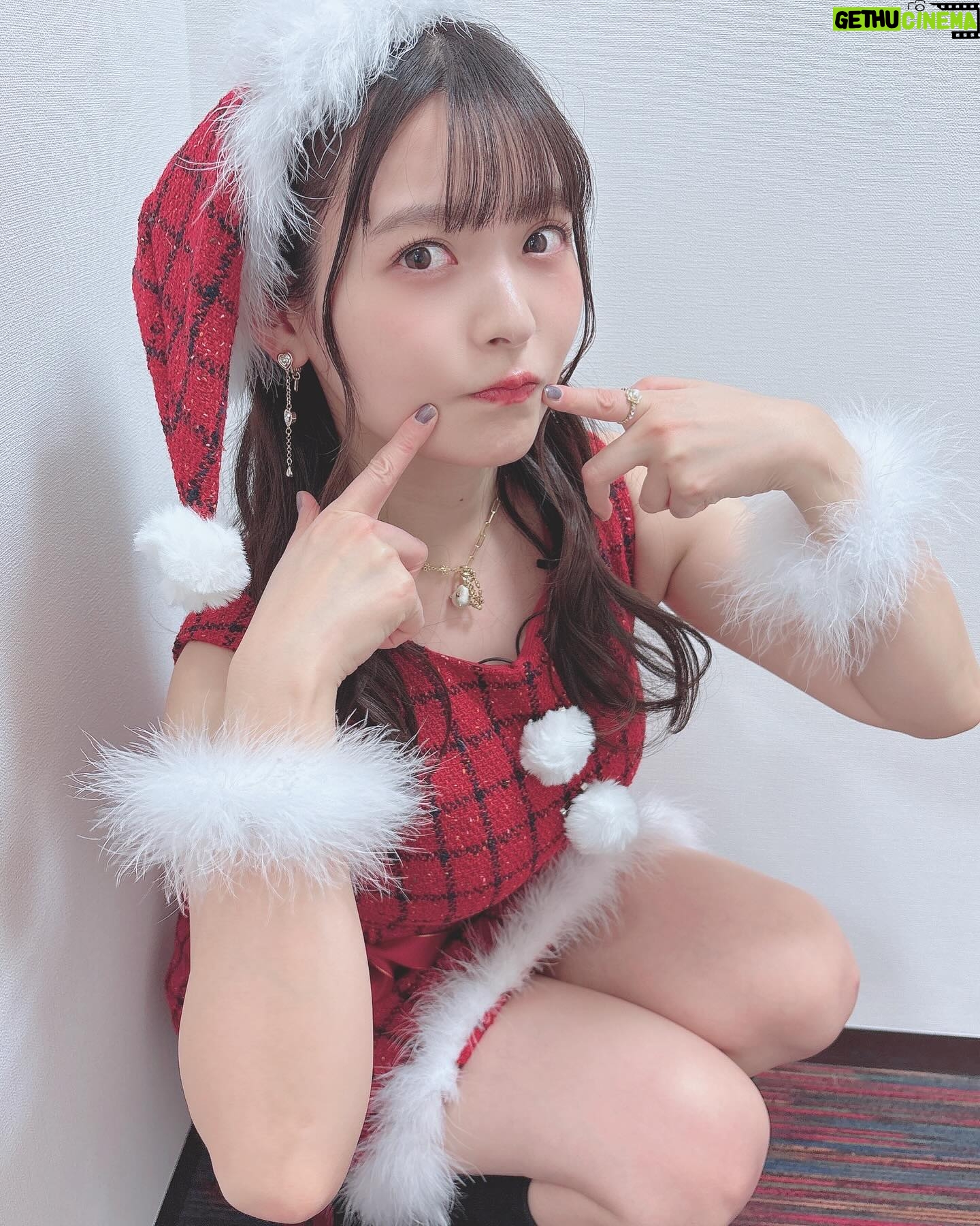 Sumire Uesaka - 37.7K Likes - すいようび〜!
皆さま、メリークリスマスですよ!!
すこやかにお過ごしでしょうか?
クリスマス…いいですね〜!今日は好きなものを食べていい日!あと多めに買い物していい日〜!きっと!
一年がんばったあなたはとってもえらい!自分を讃えましょう(`°ω°´)えらい!!
皆さまに、思い思いの楽しい時間がおとずれますように!
今年のサンタさん衣装はせりことお揃い!うれしい〜!
上坂サンタはあなたを讃えます!!えらいぞぉ〜!!
それでは皆さま、メリークリスマスっ!
靴 @randa_pic
アクセサリー @liquem.tokyo
#声優と夜あそび
#上坂すみれ