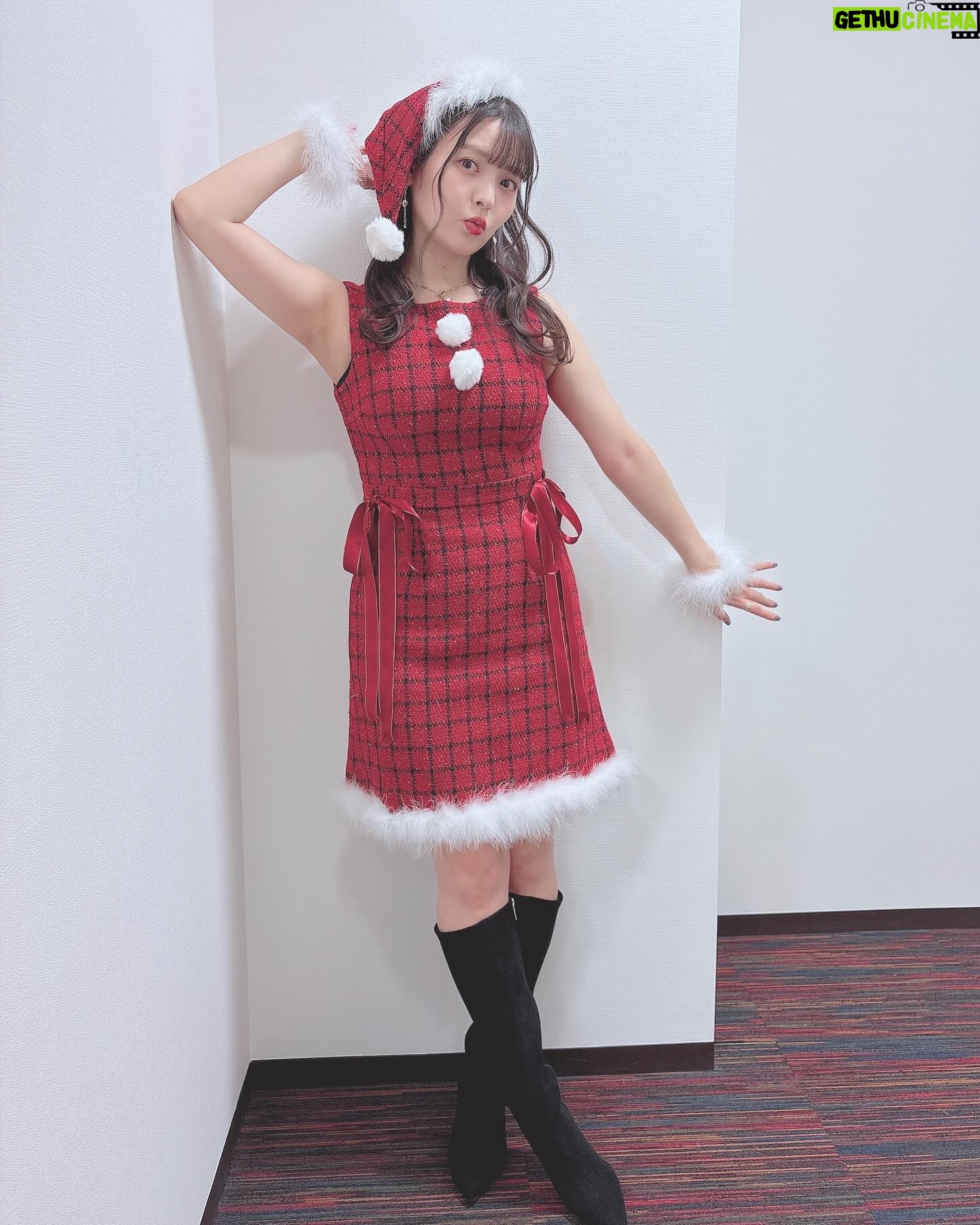 Sumire Uesaka - 37.7K Likes - すいようび〜!
皆さま、メリークリスマスですよ!!
すこやかにお過ごしでしょうか?
クリスマス…いいですね〜!今日は好きなものを食べていい日!あと多めに買い物していい日〜!きっと!
一年がんばったあなたはとってもえらい!自分を讃えましょう(`°ω°´)えらい!!
皆さまに、思い思いの楽しい時間がおとずれますように!
今年のサンタさん衣装はせりことお揃い!うれしい〜!
上坂サンタはあなたを讃えます!!えらいぞぉ〜!!
それでは皆さま、メリークリスマスっ!
靴 @randa_pic
アクセサリー @liquem.tokyo
#声優と夜あそび
#上坂すみれ