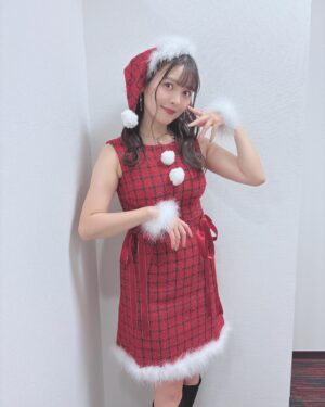 Sumire Uesaka Instagram - すいようび〜！
皆さま、メリークリスマスですよ！！
すこやかにお過ごしでしょうか？

クリスマス…いいですね〜！今日は好きなものを食べていい日！あと多めに買い物していい日〜！きっと！
一年がんばったあなたはとってもえらい！自分を讃えましょう(｀°ω°´)えらい！！
皆さまに、思い思いの楽しい時間がおとずれますように！

今年のサンタさん衣装はせりことお揃い！うれしい〜！
上坂サンタはあなたを讃えます！！えらいぞぉ〜！！

それでは皆さま、メリークリスマスっ！

靴　@randa_pic 
アクセサリー　@liquem.tokyo 

#声優と夜あそび 
#上坂すみれ