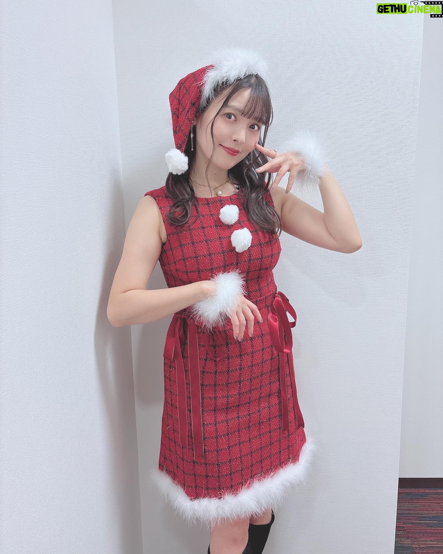 Sumire Uesaka - 37.7K Likes - すいようび〜!
皆さま、メリークリスマスですよ!!
すこやかにお過ごしでしょうか?
クリスマス…いいですね〜!今日は好きなものを食べていい日!あと多めに買い物していい日〜!きっと!
一年がんばったあなたはとってもえらい!自分を讃えましょう(`°ω°´)えらい!!
皆さまに、思い思いの楽しい時間がおとずれますように!
今年のサンタさん衣装はせりことお揃い!うれしい〜!
上坂サンタはあなたを讃えます!!えらいぞぉ〜!!
それでは皆さま、メリークリスマスっ!
靴 @randa_pic
アクセサリー @liquem.tokyo
#声優と夜あそび
#上坂すみれ