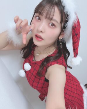 Sumire Uesaka Instagram - すいようび〜！
皆さま、メリークリスマスですよ！！
すこやかにお過ごしでしょうか？

クリスマス…いいですね〜！今日は好きなものを食べていい日！あと多めに買い物していい日〜！きっと！
一年がんばったあなたはとってもえらい！自分を讃えましょう(｀°ω°´)えらい！！
皆さまに、思い思いの楽しい時間がおとずれますように！

今年のサンタさん衣装はせりことお揃い！うれしい〜！
上坂サンタはあなたを讃えます！！えらいぞぉ〜！！

それでは皆さま、メリークリスマスっ！

靴　@randa_pic 
アクセサリー　@liquem.tokyo 

#声優と夜あそび 
#上坂すみれ