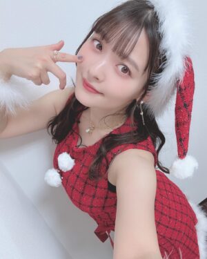 Sumire Uesaka Instagram - すいようび〜！
皆さま、メリークリスマスですよ！！
すこやかにお過ごしでしょうか？

クリスマス…いいですね〜！今日は好きなものを食べていい日！あと多めに買い物していい日〜！きっと！
一年がんばったあなたはとってもえらい！自分を讃えましょう(｀°ω°´)えらい！！
皆さまに、思い思いの楽しい時間がおとずれますように！

今年のサンタさん衣装はせりことお揃い！うれしい〜！
上坂サンタはあなたを讃えます！！えらいぞぉ〜！！

それでは皆さま、メリークリスマスっ！

靴　@randa_pic 
アクセサリー　@liquem.tokyo 

#声優と夜あそび 
#上坂すみれ