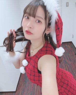 Sumire Uesaka Instagram - すいようび〜！
皆さま、メリークリスマスですよ！！
すこやかにお過ごしでしょうか？

クリスマス…いいですね〜！今日は好きなものを食べていい日！あと多めに買い物していい日〜！きっと！
一年がんばったあなたはとってもえらい！自分を讃えましょう(｀°ω°´)えらい！！
皆さまに、思い思いの楽しい時間がおとずれますように！

今年のサンタさん衣装はせりことお揃い！うれしい〜！
上坂サンタはあなたを讃えます！！えらいぞぉ〜！！

それでは皆さま、メリークリスマスっ！

靴　@randa_pic 
アクセサリー　@liquem.tokyo 

#声優と夜あそび 
#上坂すみれ