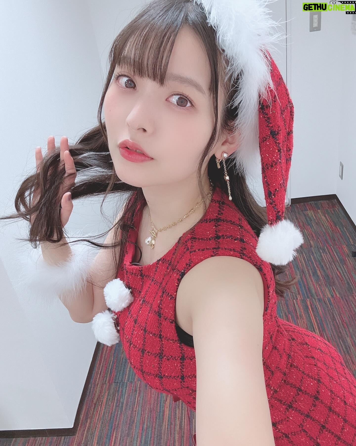 Sumire Uesaka - 37.7K Likes - すいようび〜!
皆さま、メリークリスマスですよ!!
すこやかにお過ごしでしょうか?
クリスマス…いいですね〜!今日は好きなものを食べていい日!あと多めに買い物していい日〜!きっと!
一年がんばったあなたはとってもえらい!自分を讃えましょう(`°ω°´)えらい!!
皆さまに、思い思いの楽しい時間がおとずれますように!
今年のサンタさん衣装はせりことお揃い!うれしい〜!
上坂サンタはあなたを讃えます!!えらいぞぉ〜!!
それでは皆さま、メリークリスマスっ!
靴 @randa_pic
アクセサリー @liquem.tokyo
#声優と夜あそび
#上坂すみれ