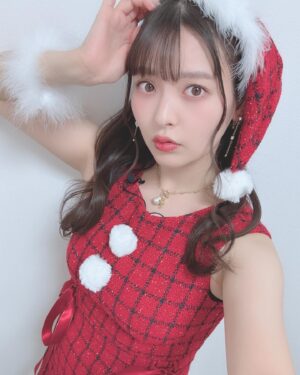 Sumire Uesaka Instagram - すいようび〜！
皆さま、メリークリスマスですよ！！
すこやかにお過ごしでしょうか？

クリスマス…いいですね〜！今日は好きなものを食べていい日！あと多めに買い物していい日〜！きっと！
一年がんばったあなたはとってもえらい！自分を讃えましょう(｀°ω°´)えらい！！
皆さまに、思い思いの楽しい時間がおとずれますように！

今年のサンタさん衣装はせりことお揃い！うれしい〜！
上坂サンタはあなたを讃えます！！えらいぞぉ〜！！

それでは皆さま、メリークリスマスっ！

靴　@randa_pic 
アクセサリー　@liquem.tokyo 

#声優と夜あそび 
#上坂すみれ