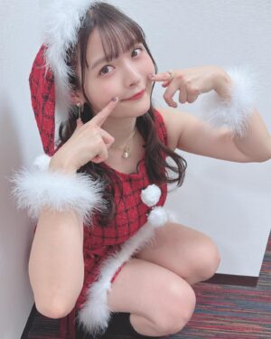 Sumire Uesaka Instagram - すいようび〜！
皆さま、メリークリスマスですよ！！
すこやかにお過ごしでしょうか？

クリスマス…いいですね〜！今日は好きなものを食べていい日！あと多めに買い物していい日〜！きっと！
一年がんばったあなたはとってもえらい！自分を讃えましょう(｀°ω°´)えらい！！
皆さまに、思い思いの楽しい時間がおとずれますように！

今年のサンタさん衣装はせりことお揃い！うれしい〜！
上坂サンタはあなたを讃えます！！えらいぞぉ〜！！

それでは皆さま、メリークリスマスっ！

靴　@randa_pic 
アクセサリー　@liquem.tokyo 

#声優と夜あそび 
#上坂すみれ