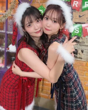 Sumire Uesaka Instagram - すいようび〜！
皆さま、メリークリスマスですよ！！
すこやかにお過ごしでしょうか？

クリスマス…いいですね〜！今日は好きなものを食べていい日！あと多めに買い物していい日〜！きっと！
一年がんばったあなたはとってもえらい！自分を讃えましょう(｀°ω°´)えらい！！
皆さまに、思い思いの楽しい時間がおとずれますように！

今年のサンタさん衣装はせりことお揃い！うれしい〜！
上坂サンタはあなたを讃えます！！えらいぞぉ〜！！

それでは皆さま、メリークリスマスっ！

靴　@randa_pic 
アクセサリー　@liquem.tokyo 

#声優と夜あそび 
#上坂すみれ