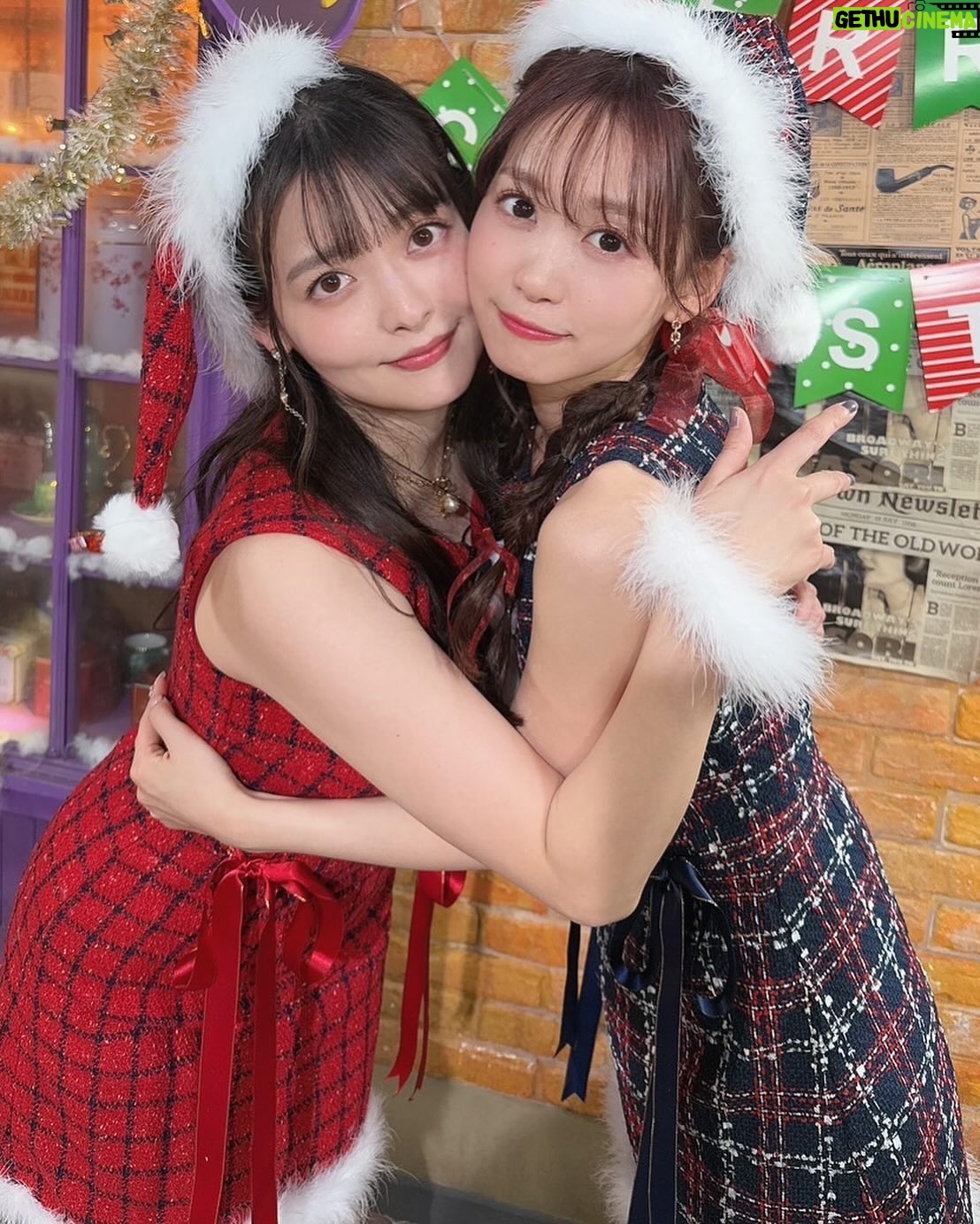 Sumire Uesaka - 37.7K Likes - すいようび〜!
皆さま、メリークリスマスですよ!!
すこやかにお過ごしでしょうか?
クリスマス…いいですね〜!今日は好きなものを食べていい日!あと多めに買い物していい日〜!きっと!
一年がんばったあなたはとってもえらい!自分を讃えましょう(`°ω°´)えらい!!
皆さまに、思い思いの楽しい時間がおとずれますように!
今年のサンタさん衣装はせりことお揃い!うれしい〜!
上坂サンタはあなたを讃えます!!えらいぞぉ〜!!
それでは皆さま、メリークリスマスっ!
靴 @randa_pic
アクセサリー @liquem.tokyo
#声優と夜あそび
#上坂すみれ