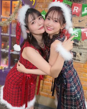 Sumire Uesaka Instagram - すいようび〜！
皆さま、メリークリスマスですよ！！
すこやかにお過ごしでしょうか？

クリスマス…いいですね〜！今日は好きなものを食べていい日！あと多めに買い物していい日〜！きっと！
一年がんばったあなたはとってもえらい！自分を讃えましょう(｀°ω°´)えらい！！
皆さまに、思い思いの楽しい時間がおとずれますように！

今年のサンタさん衣装はせりことお揃い！うれしい〜！
上坂サンタはあなたを讃えます！！えらいぞぉ〜！！

それでは皆さま、メリークリスマスっ！

靴　@randa_pic 
アクセサリー　@liquem.tokyo 

#声優と夜あそび 
#上坂すみれ