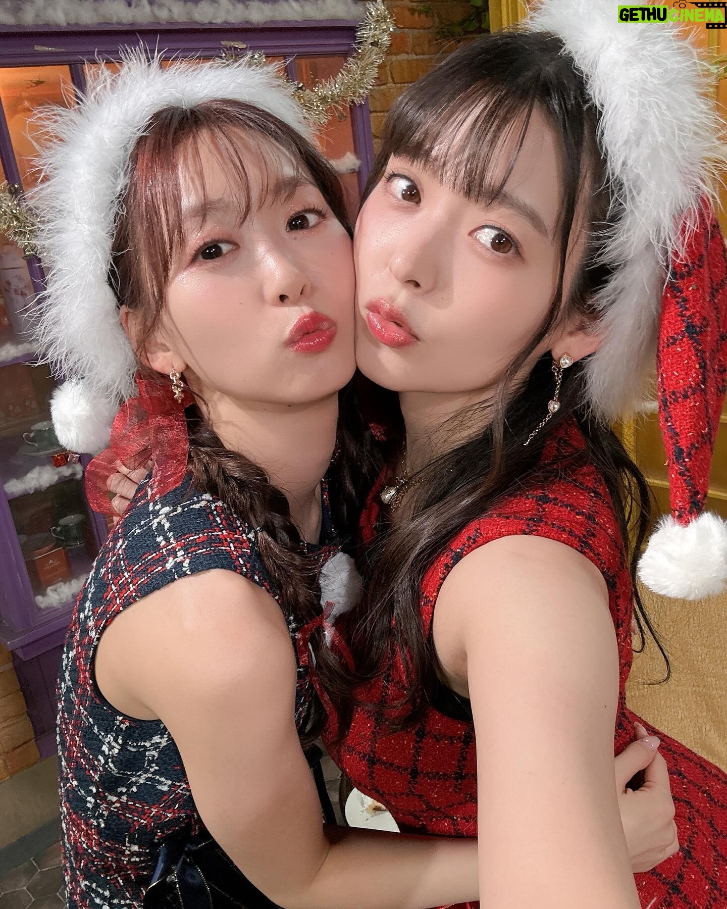 Sumire Uesaka - 37.7K Likes - すいようび〜!
皆さま、メリークリスマスですよ!!
すこやかにお過ごしでしょうか?
クリスマス…いいですね〜!今日は好きなものを食べていい日!あと多めに買い物していい日〜!きっと!
一年がんばったあなたはとってもえらい!自分を讃えましょう(`°ω°´)えらい!!
皆さまに、思い思いの楽しい時間がおとずれますように!
今年のサンタさん衣装はせりことお揃い!うれしい〜!
上坂サンタはあなたを讃えます!!えらいぞぉ〜!!
それでは皆さま、メリークリスマスっ!
靴 @randa_pic
アクセサリー @liquem.tokyo
#声優と夜あそび
#上坂すみれ