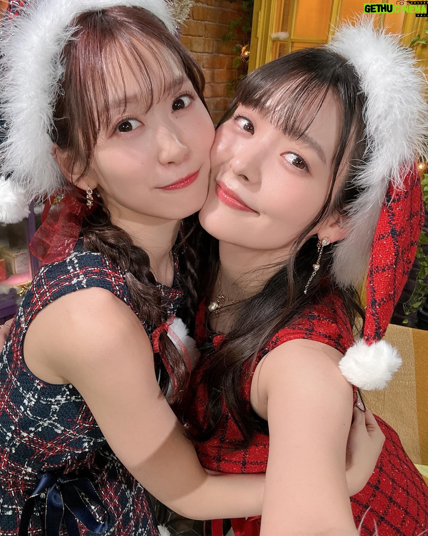 Sumire Uesaka - 37.7K Likes - すいようび〜!
皆さま、メリークリスマスですよ!!
すこやかにお過ごしでしょうか?
クリスマス…いいですね〜!今日は好きなものを食べていい日!あと多めに買い物していい日〜!きっと!
一年がんばったあなたはとってもえらい!自分を讃えましょう(`°ω°´)えらい!!
皆さまに、思い思いの楽しい時間がおとずれますように!
今年のサンタさん衣装はせりことお揃い!うれしい〜!
上坂サンタはあなたを讃えます!!えらいぞぉ〜!!
それでは皆さま、メリークリスマスっ!
靴 @randa_pic
アクセサリー @liquem.tokyo
#声優と夜あそび
#上坂すみれ