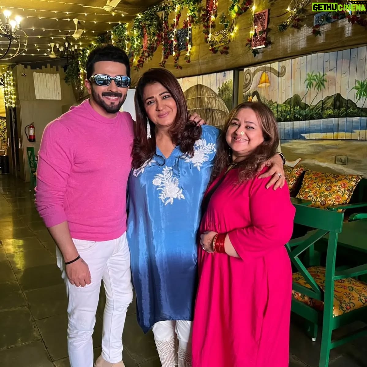 Supriya Shukla - 9.8K Likes - बहुत बहुत बधाई रूही और शिव...
बस कुछ ही समय में खुशियाँ घर भर भर के आनेवाली हैं...
मिलकर अच्छा लगा...
भाग्य से कुछ प्यारे बोनस में और मिल गये.. और कुछ बाद में आये.. तो छूट गये...
Lots of blessings for both of you🙏.. N loads of love for the angel coming in your life❤️
Thank u @vinnyaroradhoopar
For beautiful clicks❤️ n organic tight hug🤗
Dheeraj❤️.. Jhappi mar ke acha laga🤗
Usha.. Love u❤️.. Mazaa aaya milke❤️
Ruhi ke mumma❤️..She is a sweetheart ❤️