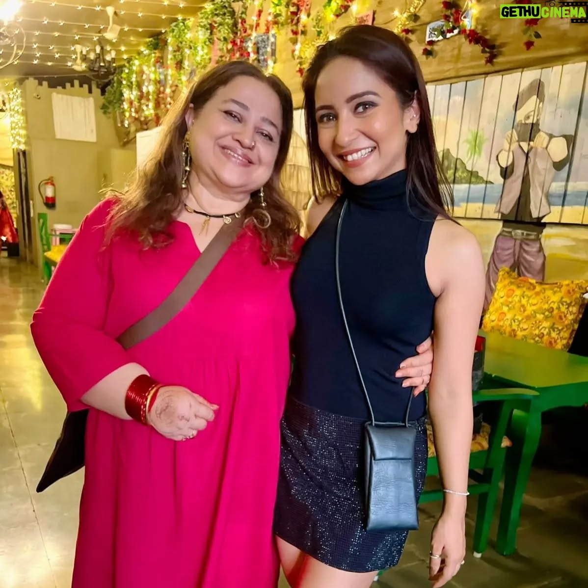 Supriya Shukla - 9.8K Likes - बहुत बहुत बधाई रूही और शिव...
बस कुछ ही समय में खुशियाँ घर भर भर के आनेवाली हैं...
मिलकर अच्छा लगा...
भाग्य से कुछ प्यारे बोनस में और मिल गये.. और कुछ बाद में आये.. तो छूट गये...
Lots of blessings for both of you🙏.. N loads of love for the angel coming in your life❤️
Thank u @vinnyaroradhoopar
For beautiful clicks❤️ n organic tight hug🤗
Dheeraj❤️.. Jhappi mar ke acha laga🤗
Usha.. Love u❤️.. Mazaa aaya milke❤️
Ruhi ke mumma❤️..She is a sweetheart ❤️