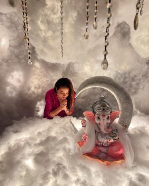 Surveen Chawla Instagram - Heavens came down on us 💫🫶🏻🙏🏼

Decor - DIY by Yours truely 

#ganpatibappa #ganpati_bappa_morya #jaiganesh #bappamorya #bappa