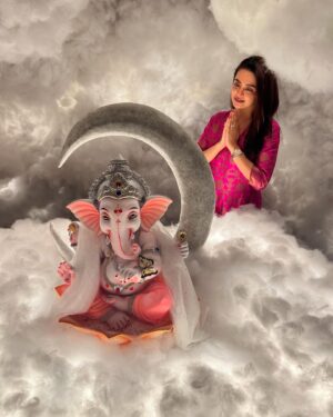 Surveen Chawla Instagram - Heavens came down on us 💫🫶🏻🙏🏼

Decor - DIY by Yours truely 

#ganpatibappa #ganpati_bappa_morya #jaiganesh #bappamorya #bappa